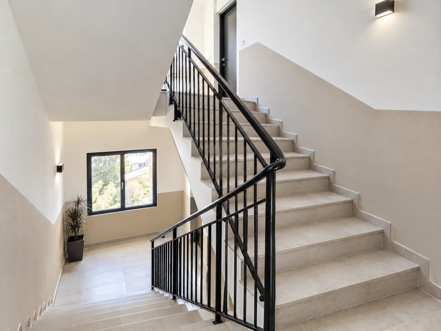 Rénovation et mise en peinture d'une cage d'escalier de copropriété à Marseille