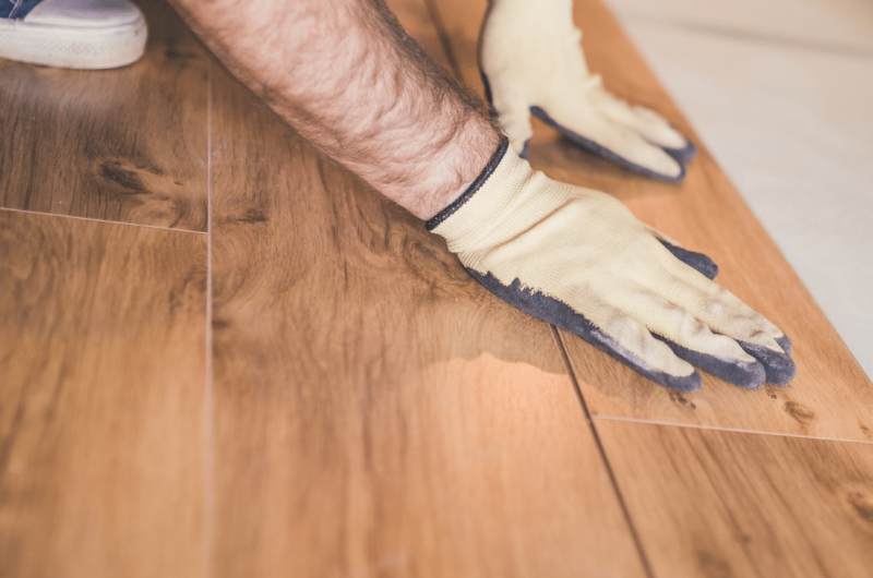 Pose de revêtement de sol et parquet dans une maison en rénovation