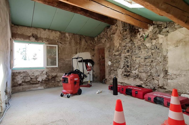 Aménagement de combles en suite parentale avec fenêtres de toit à Gémenos