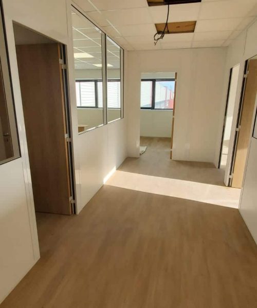Pose de cloison amovibles Tiaso pour l'aménagement de bureaux à Aix-en-Provence et Marseille