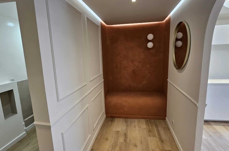 Application de peinture minérale à la chaux blanche et pose de moulures haut de gamme Orac Decor par un artisan peintre